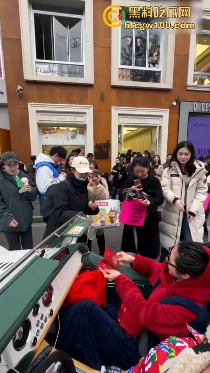 上海武康路成网红富人聚集地豪车炸街 现场派发红包引路过行人蜂拥争抢 打开竟是代金券？-8