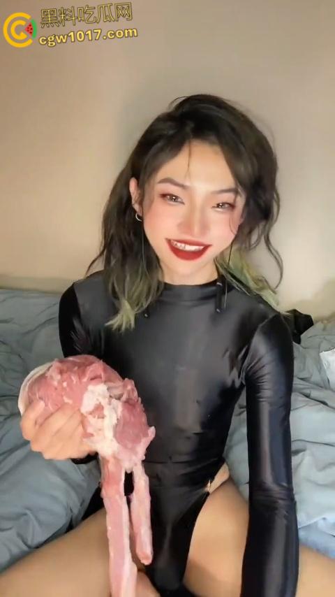 推特抽象男娘【小樱】 玩猪肉飞机杯！保鲜膜裹猪肉撸鸡巴射精，猪肉飞机杯白浊横流，猎奇画面视觉冲击拉满！-2