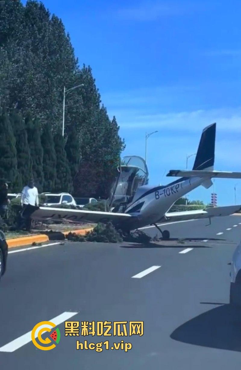 感谢大哥送来的飞机！辽宁大连一飞机失控掉落在公路上-7