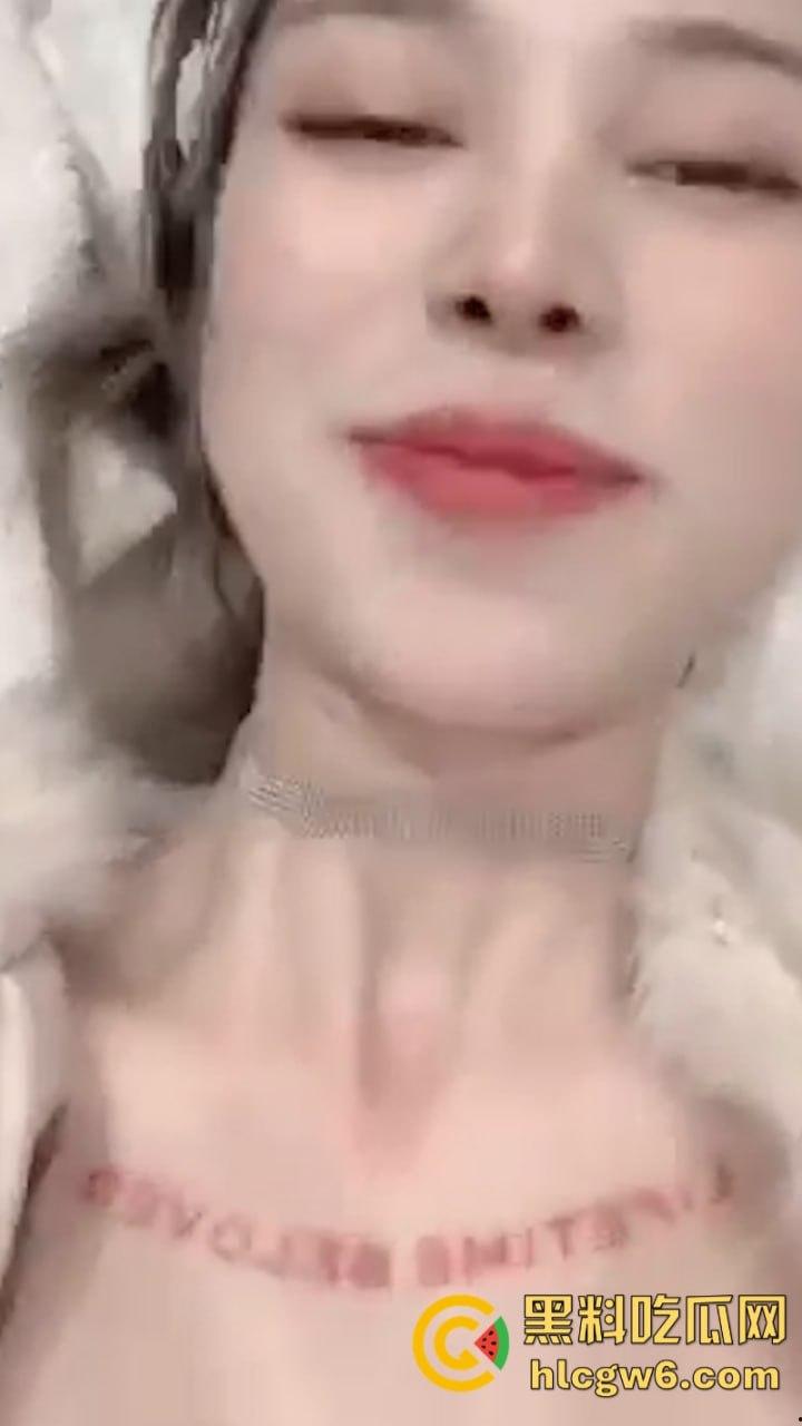 山西大同金融贸易学院22班【林怡萱】微乳翘臀馒头穴痴迷吞屌日常主动榨精 大尺度啪啪+裸聊视频独家流泄！-1