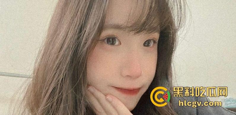 河北秦皇岛美女【江依珊】云盘泄密！自拍吃鸡视频流出，脸都吃变形了，鸡巴在嘴里捣个不停！-3