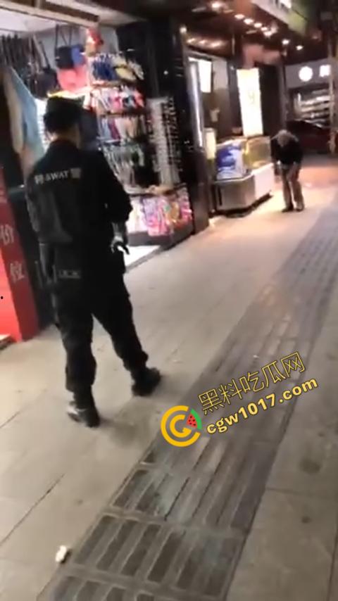 广州大街惊魂时刻:男子持刀疯狂输出,警察无奈拔枪射击,鲜血四溅,万人围观,刀客终于倒下!-2