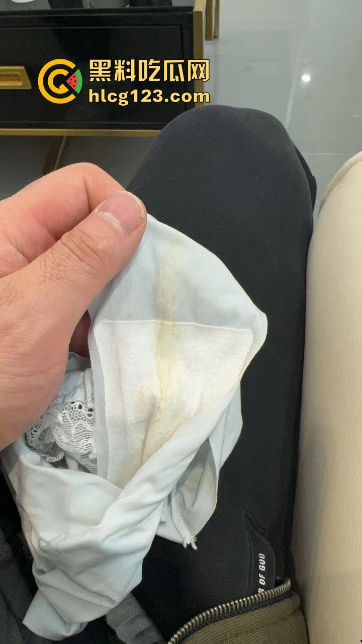 健身房惊爆骚操作！男子脱下医美女内裤猛闻，还在群里直播，内裤上沾着分泌物！-12