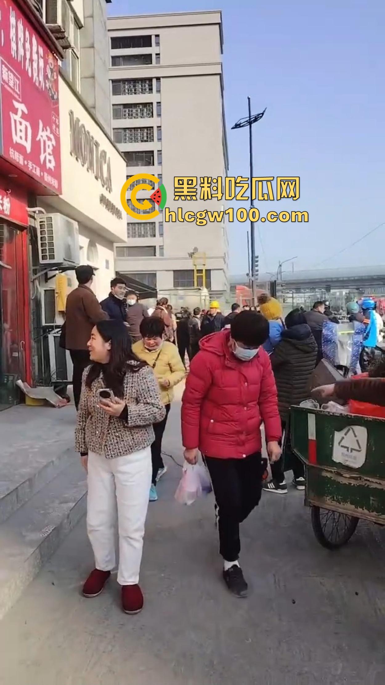 杭州拱墅区华中南路地铁站附近水泥罐开裂，粉尘喷溅路人瞬间变雕像，巨响震楼吓坏住户！-1