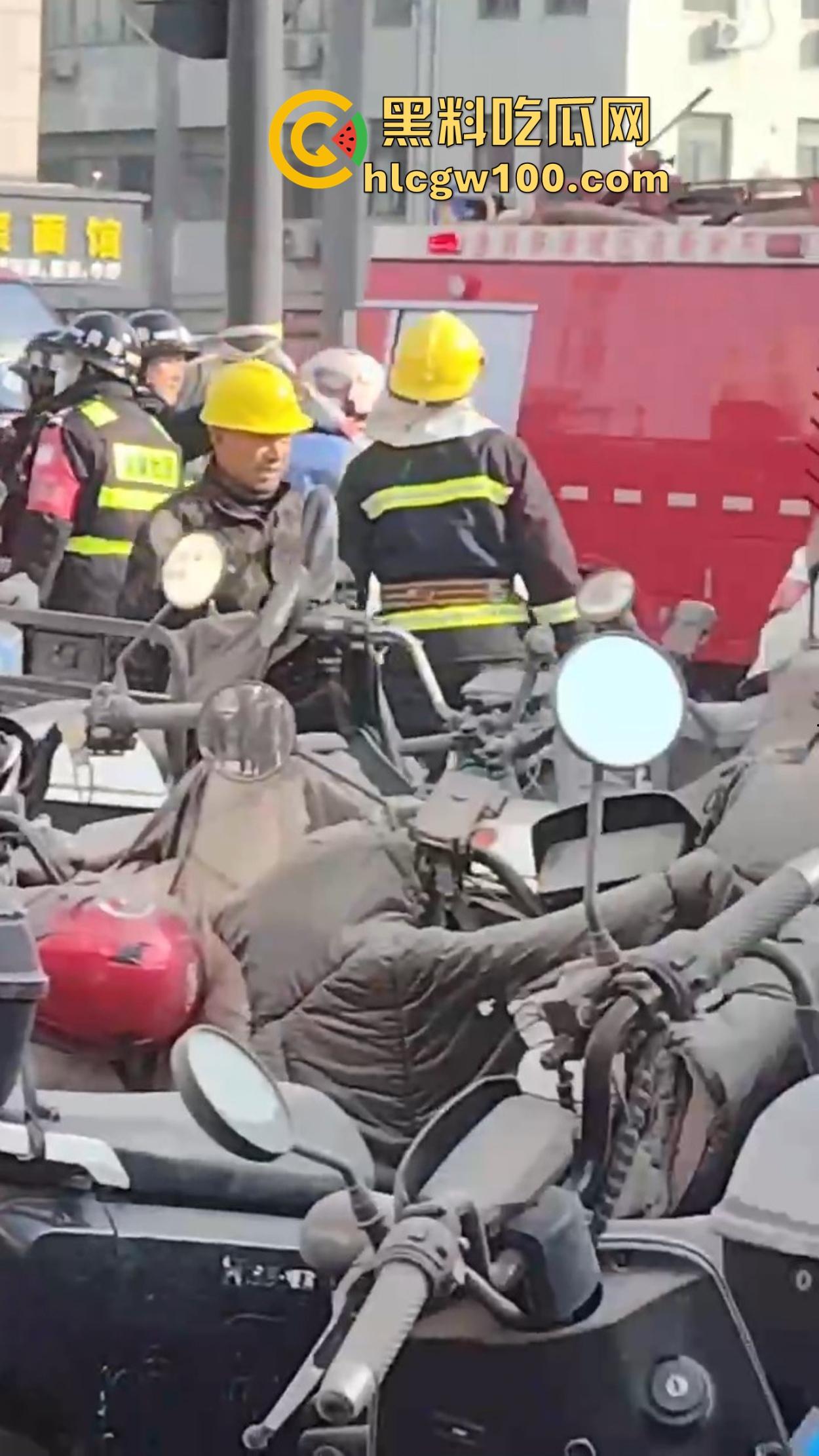 杭州拱墅区华中南路地铁站附近水泥罐开裂，粉尘喷溅路人瞬间变雕像，巨响震楼吓坏住户！-2