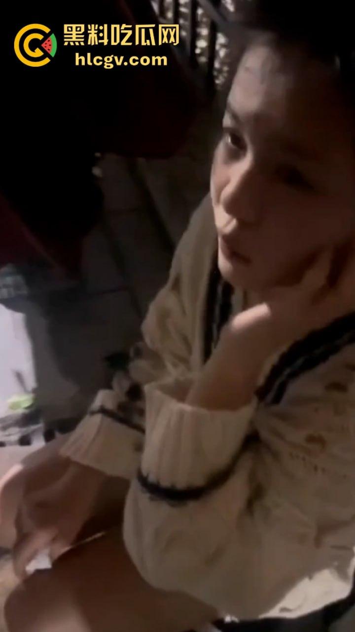 重庆体育生【陈子逸】女友遭多名同学逼下跪扇耳光 恶劣霸凌视频曝光 真是一群畜生-13