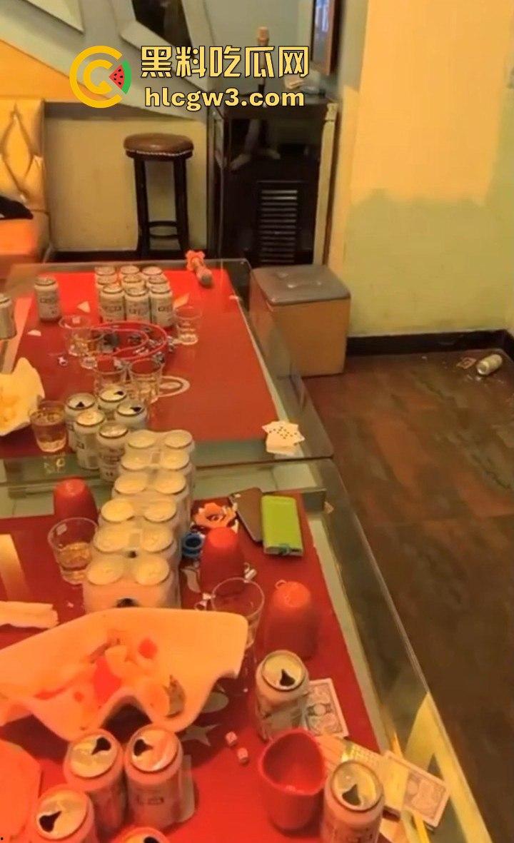 KTV包厢变炮房 黑丝小妹喝多了直接当众开操 精神小伙顶到叫声回荡 做爱全程兄弟拍 姐妹看热闹!-2