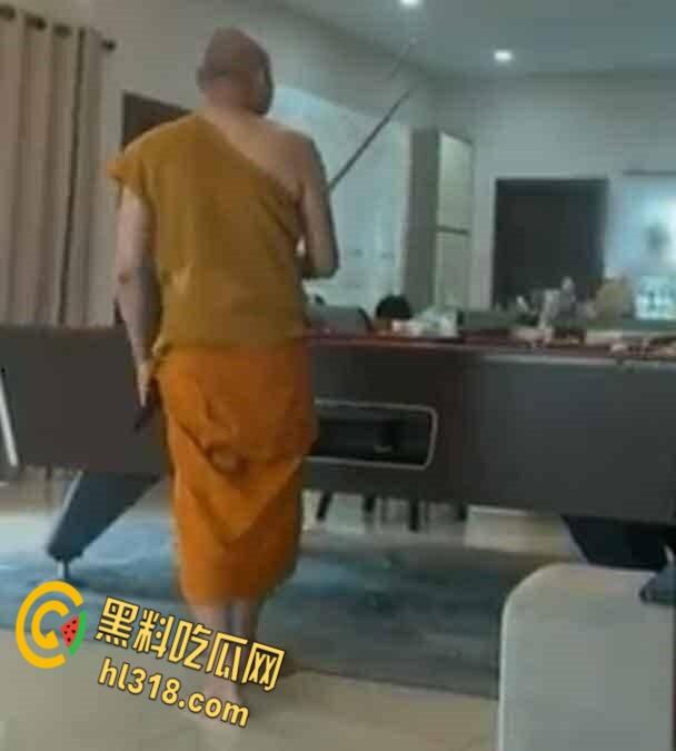 泰国版红姐【Golf】，专约高僧震撼整个泰国，女子与泰国高僧拍摄8万部照片，5600部视频勒索千万泰铢！-5