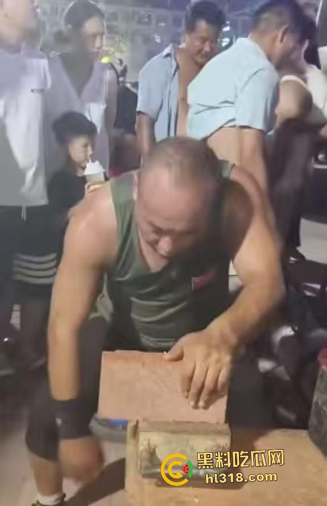 大爷几十年专业劈砖遇良心真砖！狠狠手劈，就是劈不动，大爷说这比我鸡巴还硬啊！-4