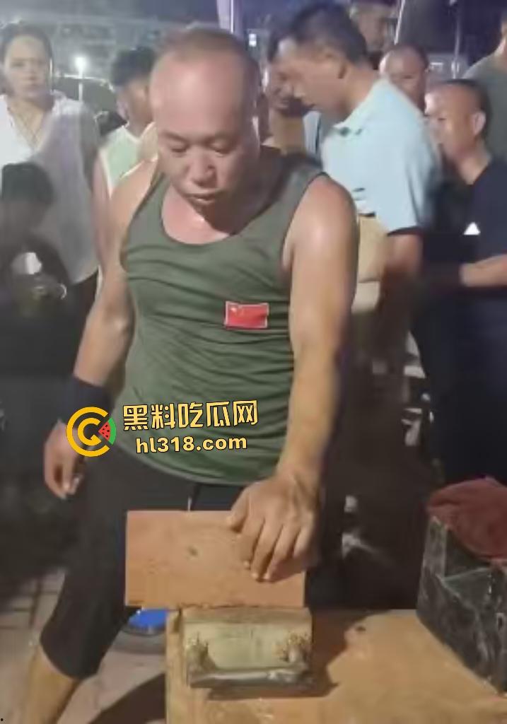 大爷几十年专业劈砖遇良心真砖！狠狠手劈，就是劈不动，大爷说这比我鸡巴还硬啊！-6
