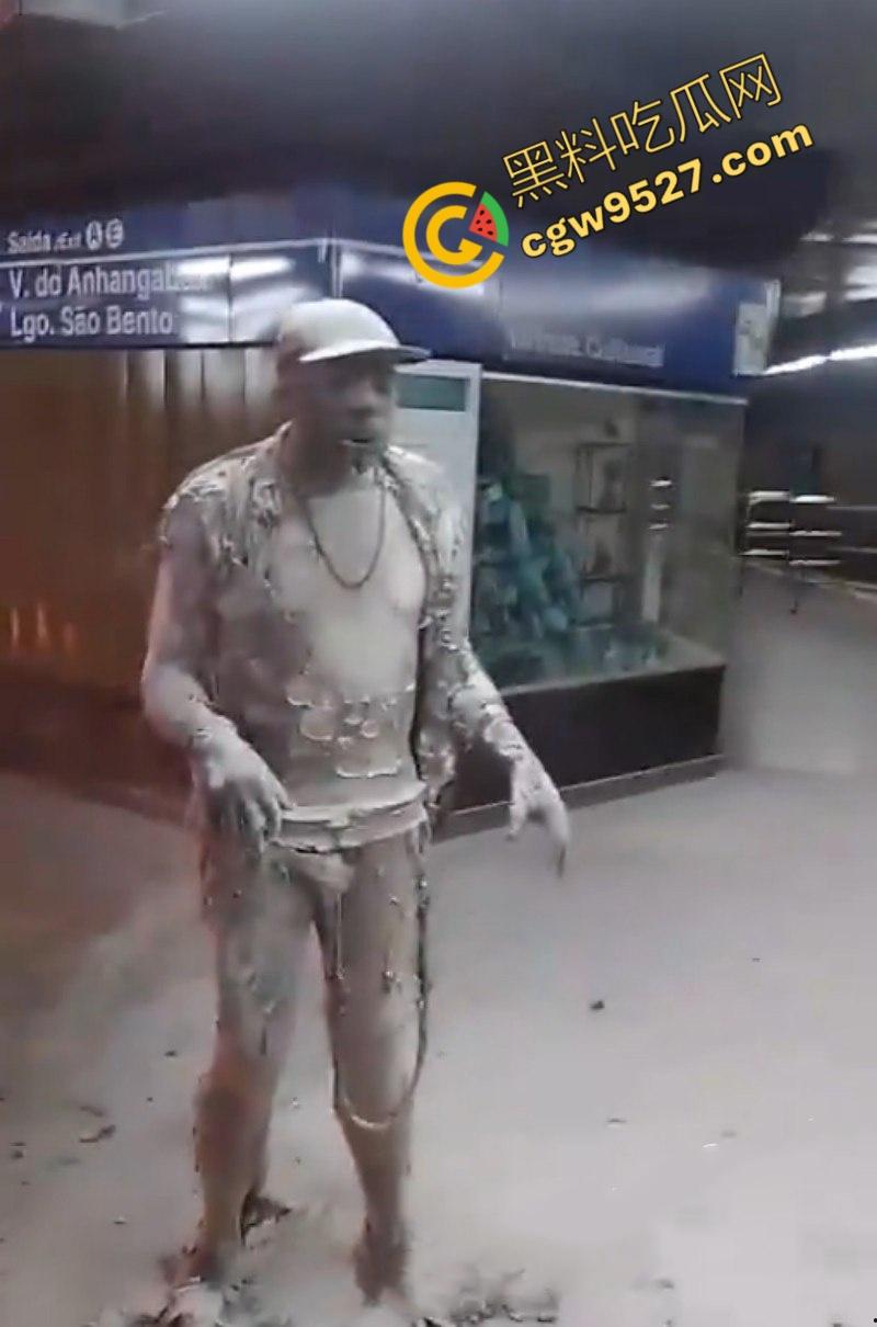 海外大瓜!惊悚画面曝光!巴西男子圣保罗地铁站瞬间自燃,身浇汽油与烈火共舞-4