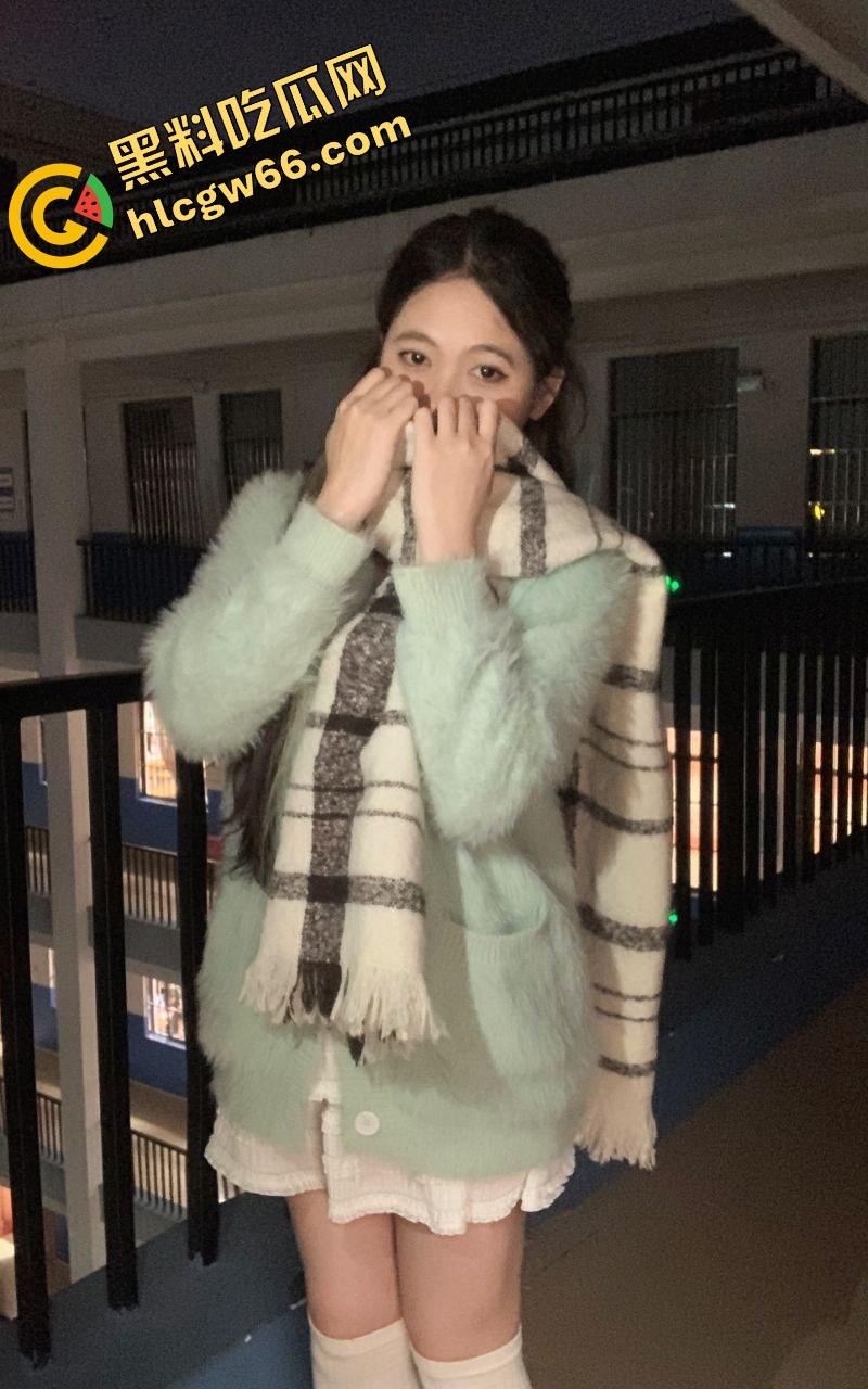 南方学院大三骚御姐【宁宁】外表清冷床上是欠干母狗,被男友后入插到发浪尖叫,粉嫩穴穴连喷三次!-3