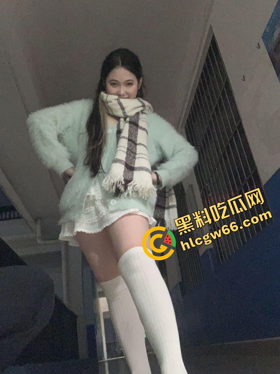 南方学院大三骚御姐【宁宁】外表清冷床上是欠干母狗,被男友后入插到发浪尖叫,粉嫩穴穴连喷三次!-6