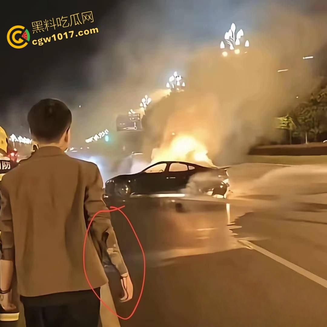 四川成都小米SU7追尾起火，路人胳膊砸到出血，也没能打开窗户，等消防人员开车门时，已经车毁人亡了！-1