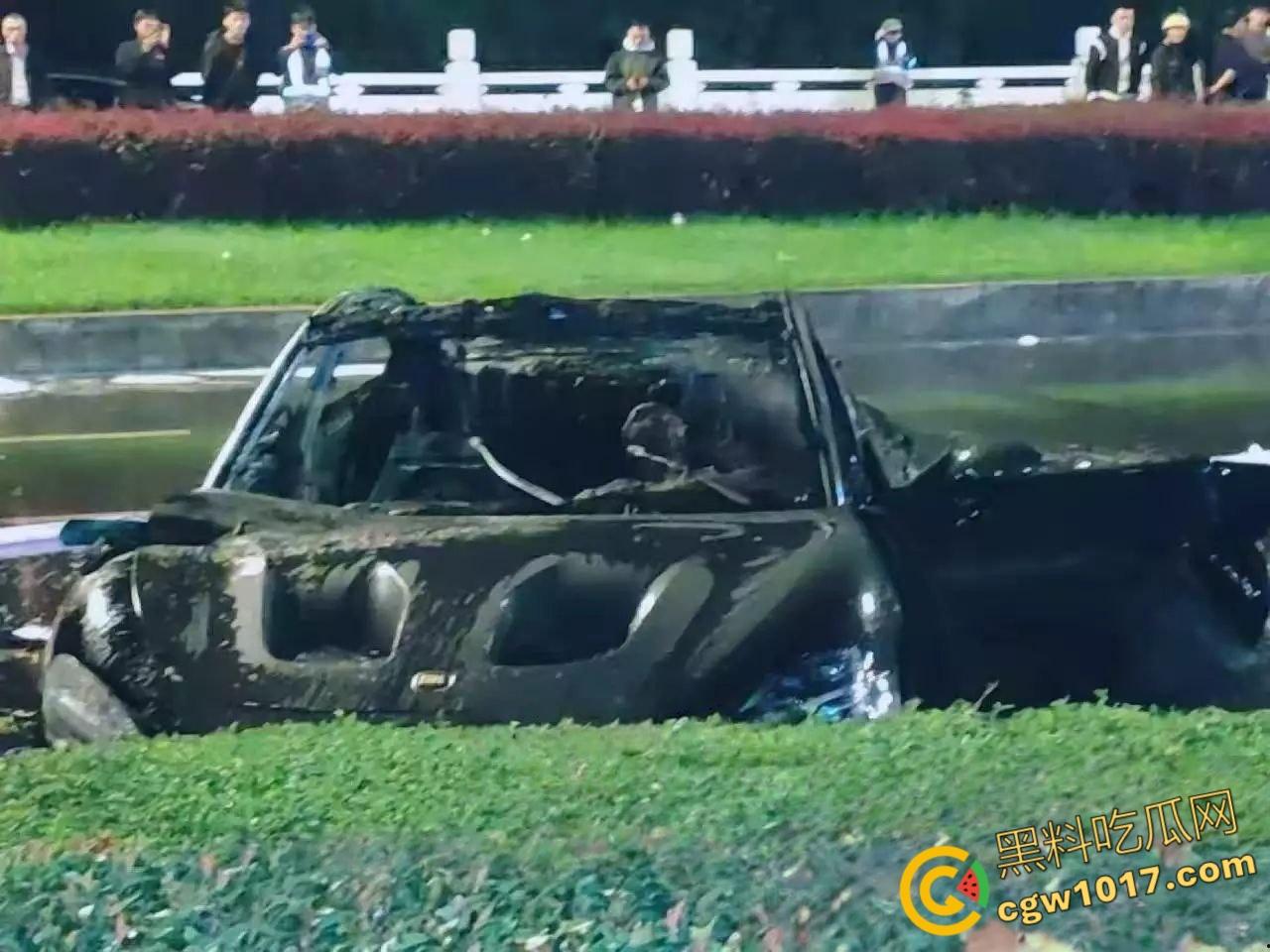 四川成都小米SU7追尾起火，路人胳膊砸到出血，也没能打开窗户，等消防人员开车门时，已经车毁人亡了！-2
