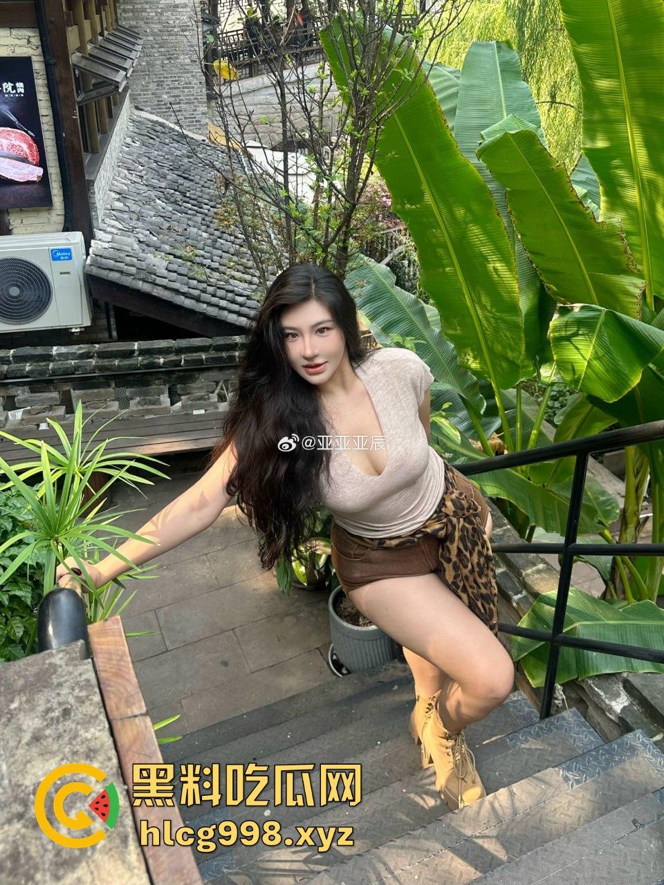 微博网红【亚亚亚辰】56W粉丝奔着肥臀白虎逼!美臀勒B福利,全靠这肥臀吸粉!-5