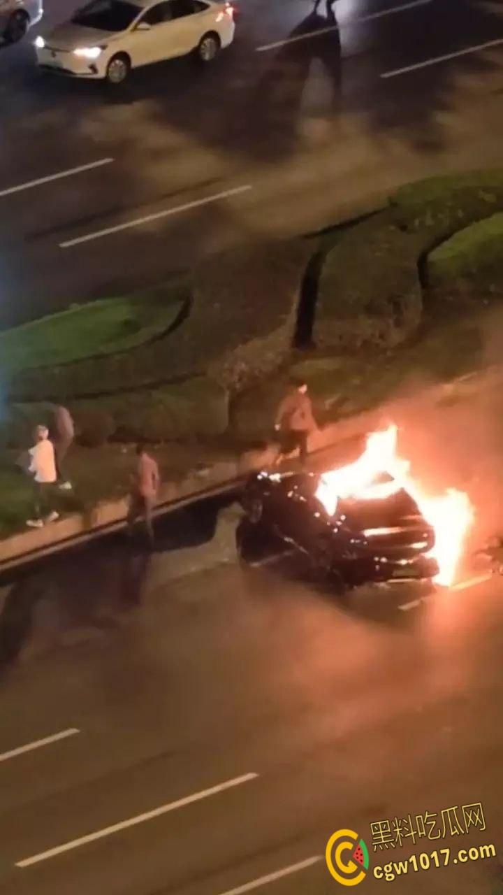 四川成都小米SU7追尾起火，路人胳膊砸到出血，也没能打开窗户，等消防人员开车门时，已经车毁人亡了！-3