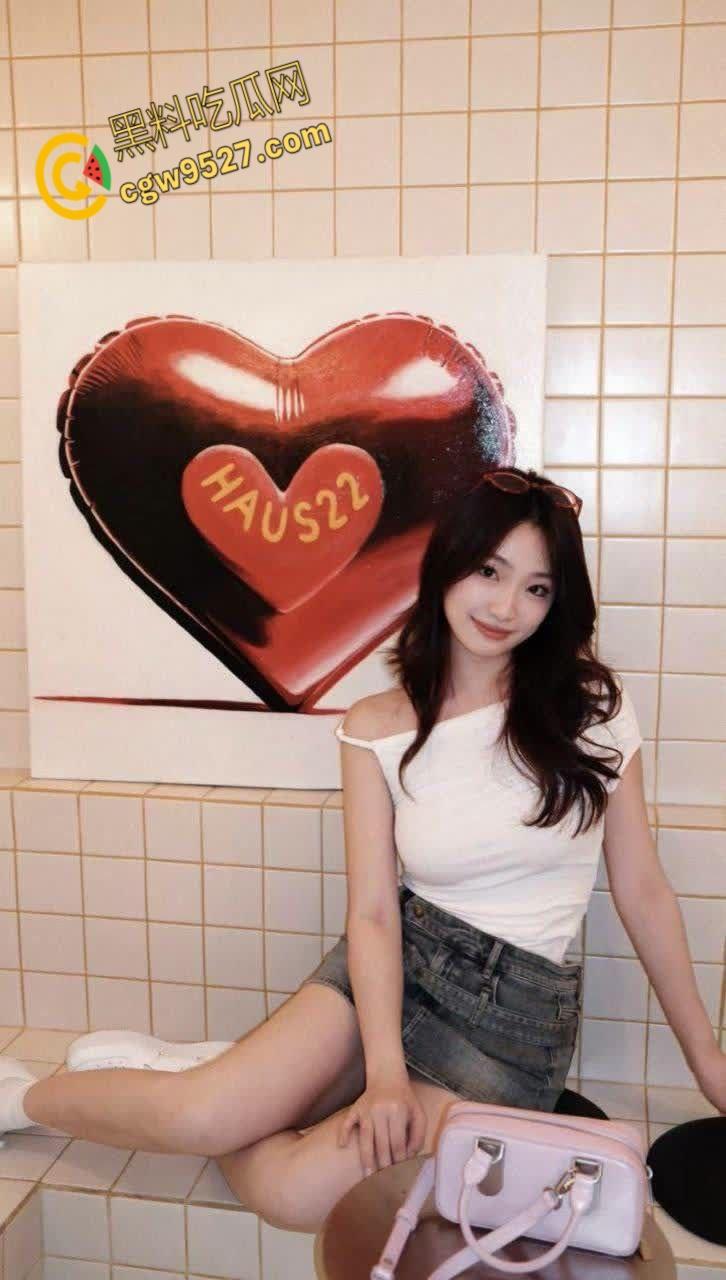 浙江艺术职业学院嫩妹【曹颖】,异地恋骚穴难耐,出轨偷情宝马富哥,高跟鞋站立后入,绝美翘臀完美炮架!-1