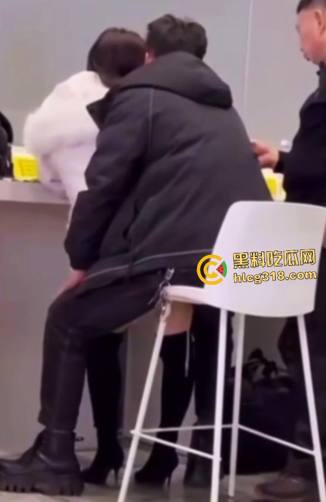 饥渴男女在大厅高凳上做爱,大衣掩盖半脱丝袜直接女上位,旁人大爷刷手机浑然不觉!-4