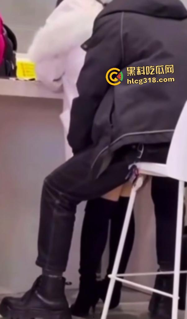 饥渴男女在大厅高凳上做爱,大衣掩盖半脱丝袜直接女上位,旁人大爷刷手机浑然不觉!-6