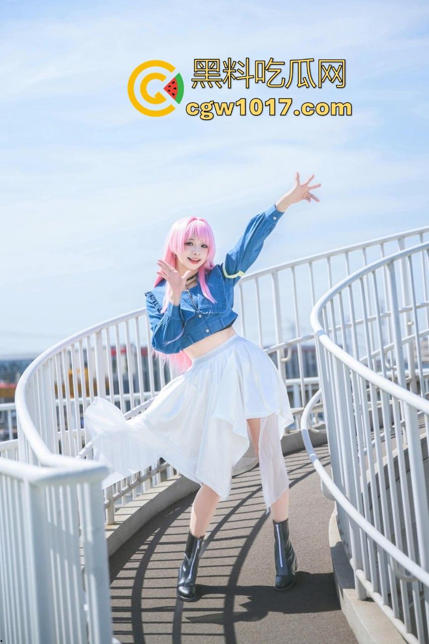 自习课惊现后排同学上课打飞机！边看平板边掏出大屌狂撸，这哥们只能说真生猛，太投入了被偷拍都没发现！-1