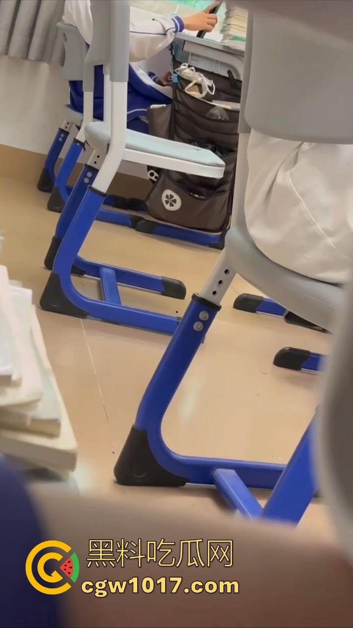 自习课惊现后排同学上课打飞机！边看平板边掏出大屌狂撸，这哥们只能说真生猛，太投入了被偷拍都没发现！-3