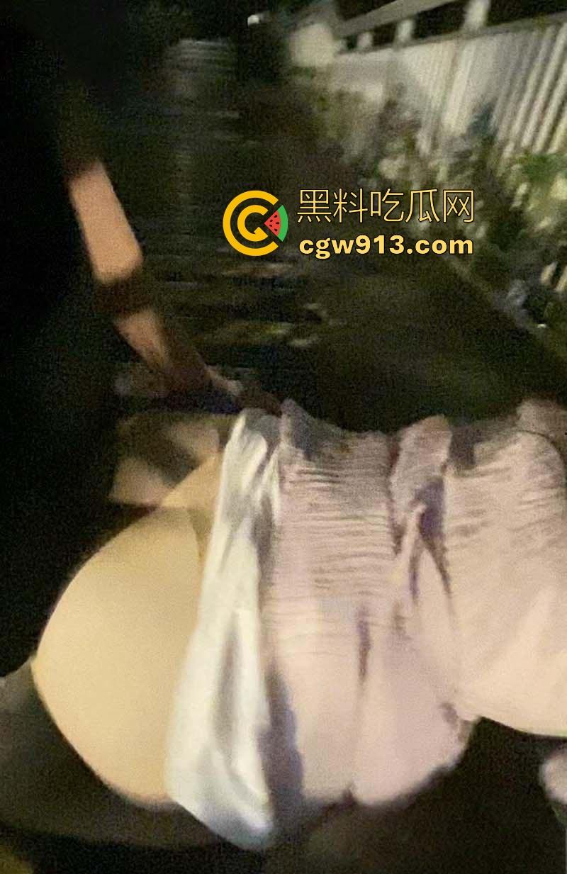 海角大神,尝试与亲妹妹人行天桥上刺激野战,全方位打桩被湿滑蜜舌榨干,真的太刺激了!-8