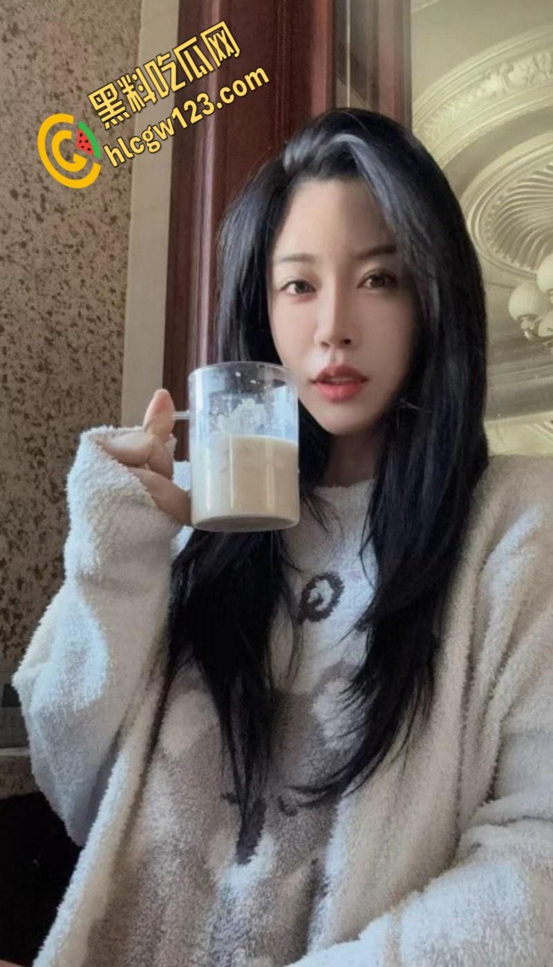 上海静安区少儿频道主持人和19岁女儿一起服侍金主视频曝光轮流吃屌被土豪爆操!-1