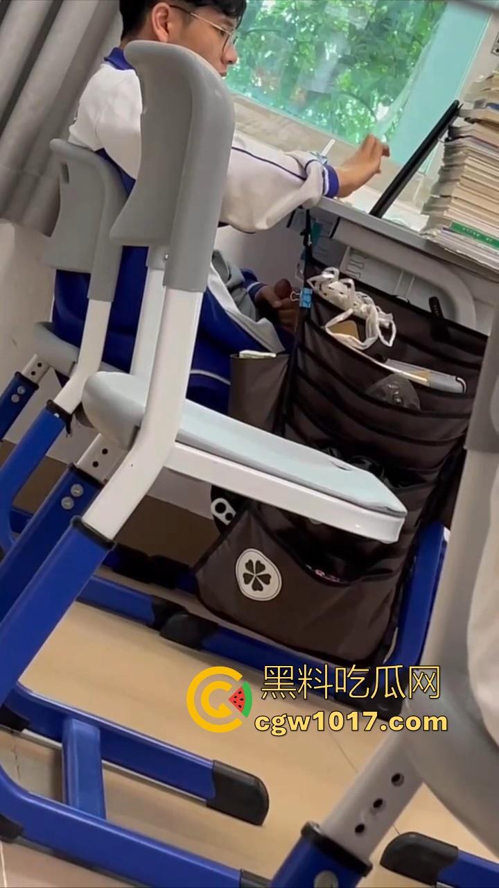 自习课惊现后排同学上课打飞机！边看平板边掏出大屌狂撸，这哥们只能说真生猛，太投入了被偷拍都没发现！-10