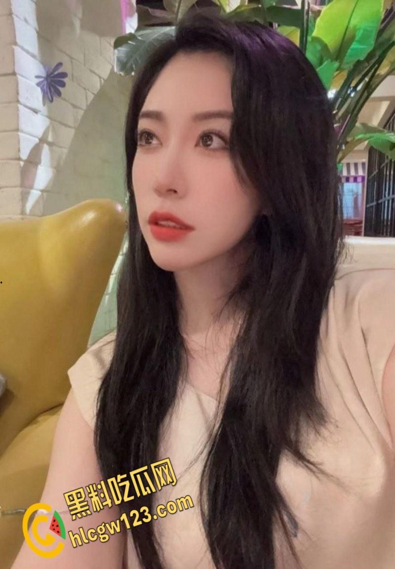 上海静安区少儿频道主持人和19岁女儿一起服侍金主视频曝光轮流吃屌被土豪爆操!-4