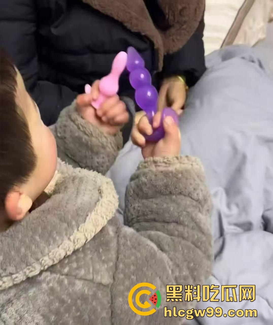 单身姑姑过年遭受社死重击,虎逼熊孩子拿姑姑的跳蛋斗鸡,假鸡巴粘地上拔河,当玩具玩得风生水起!-1