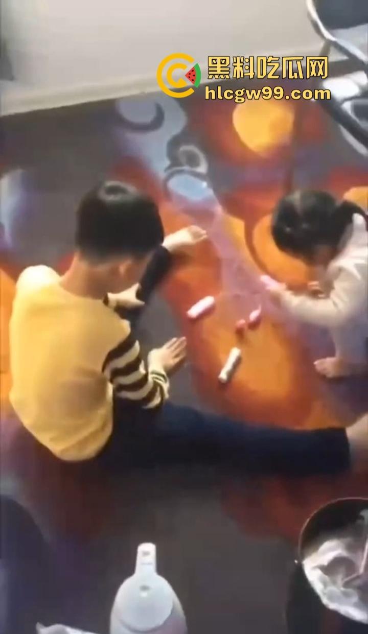 单身姑姑过年遭受社死重击,虎逼熊孩子拿姑姑的跳蛋斗鸡,假鸡巴粘地上拔河,当玩具玩得风生水起!-2