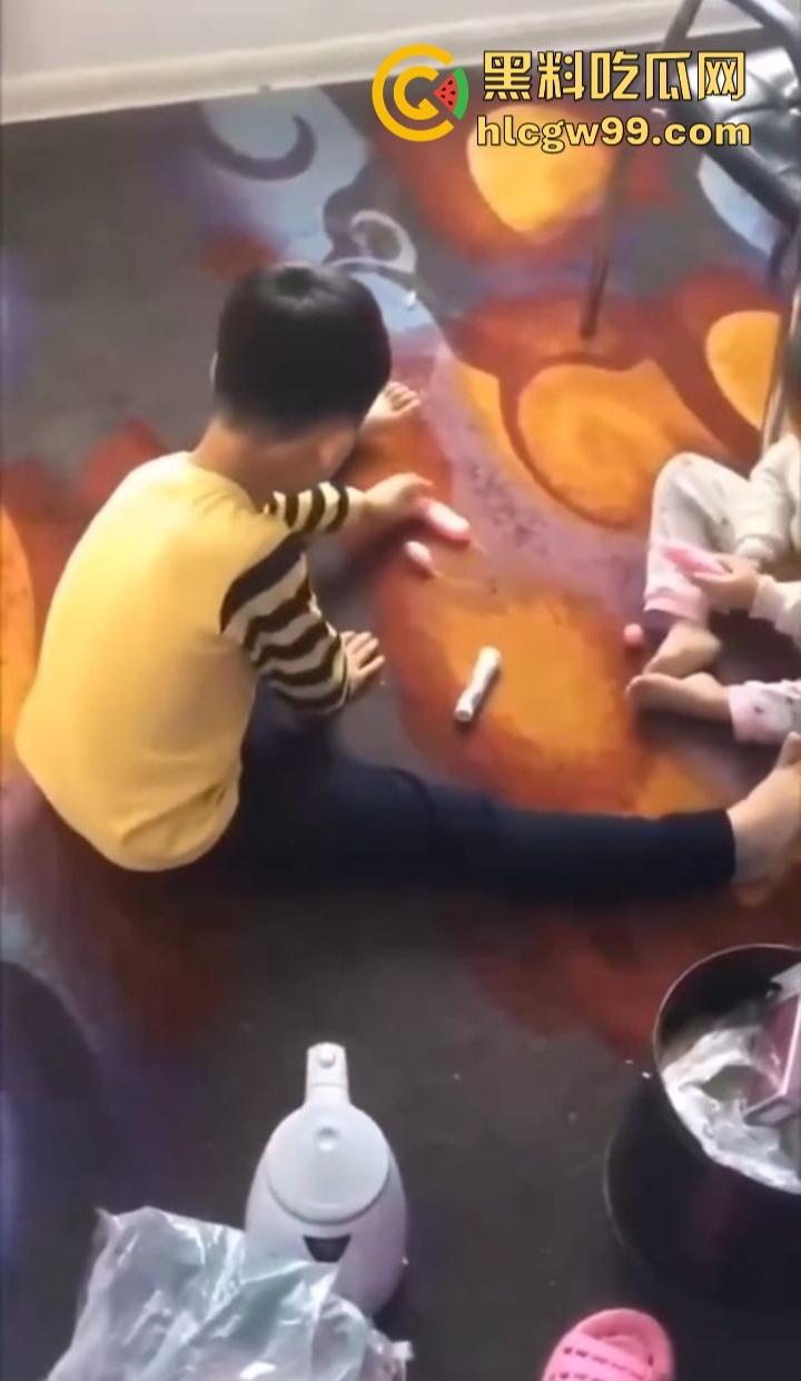 单身姑姑过年遭受社死重击,虎逼熊孩子拿姑姑的跳蛋斗鸡,假鸡巴粘地上拔河,当玩具玩得风生水起!-3