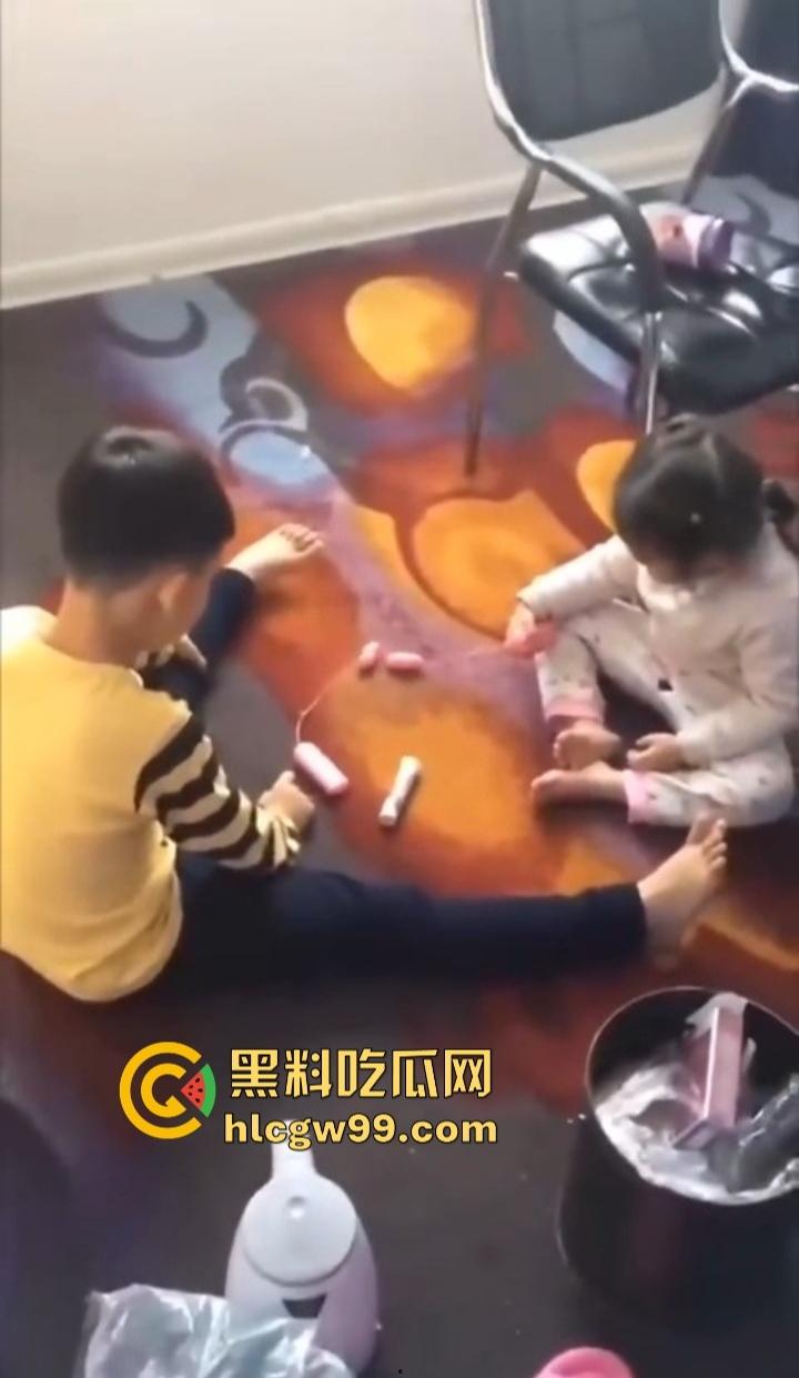 单身姑姑过年遭受社死重击,虎逼熊孩子拿姑姑的跳蛋斗鸡,假鸡巴粘地上拔河,当玩具玩得风生水起!-4