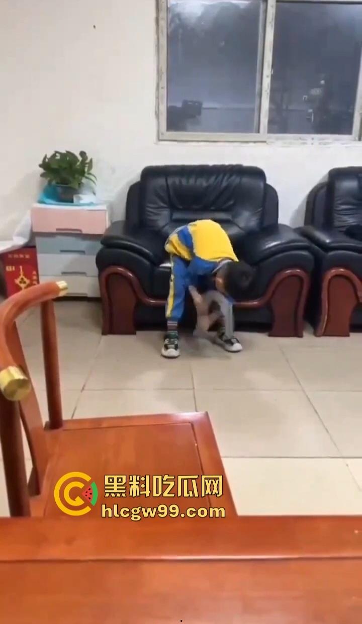 单身姑姑过年遭受社死重击,虎逼熊孩子拿姑姑的跳蛋斗鸡,假鸡巴粘地上拔河,当玩具玩得风生水起!-5