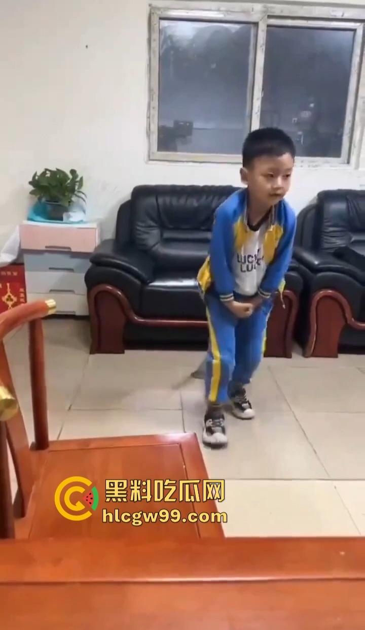 单身姑姑过年遭受社死重击,虎逼熊孩子拿姑姑的跳蛋斗鸡,假鸡巴粘地上拔河,当玩具玩得风生水起!-7