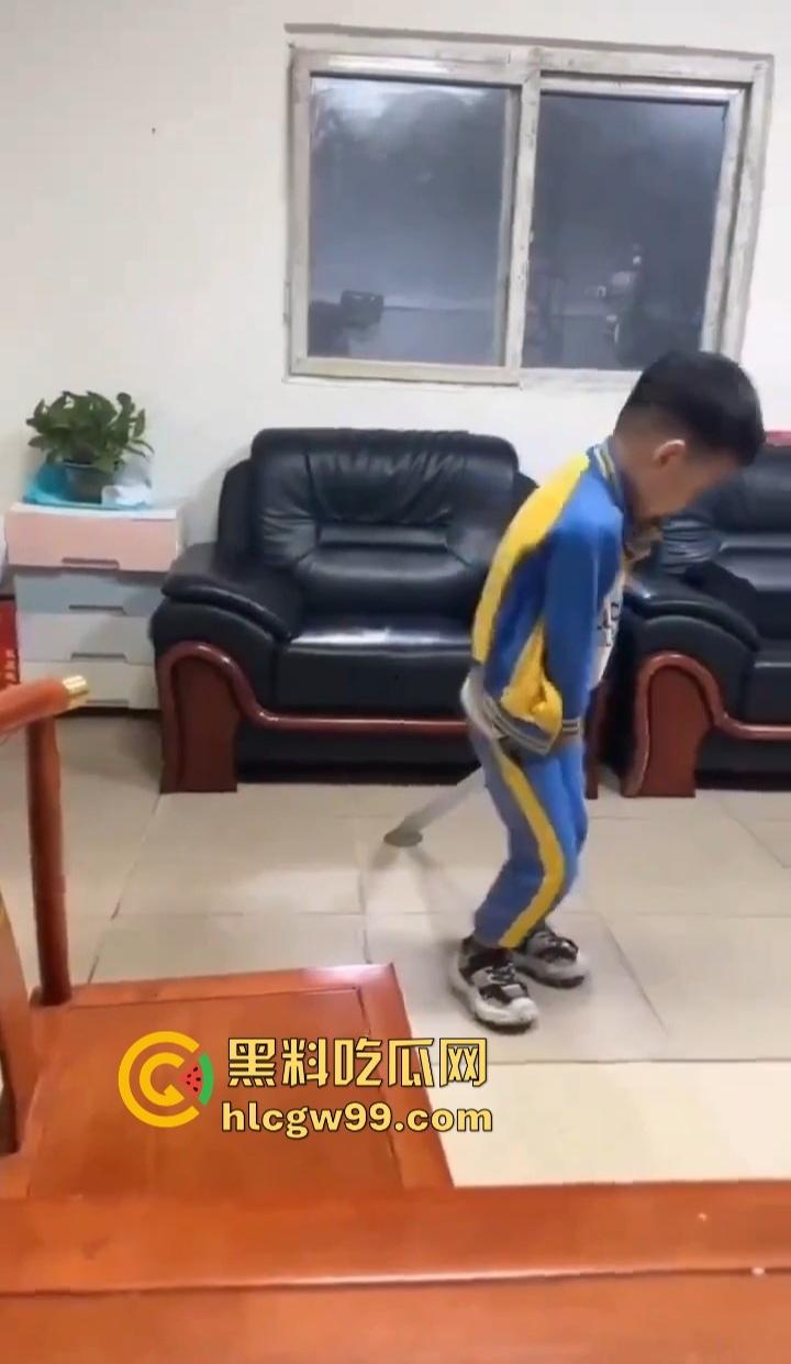 单身姑姑过年遭受社死重击,虎逼熊孩子拿姑姑的跳蛋斗鸡,假鸡巴粘地上拔河,当玩具玩得风生水起!-8