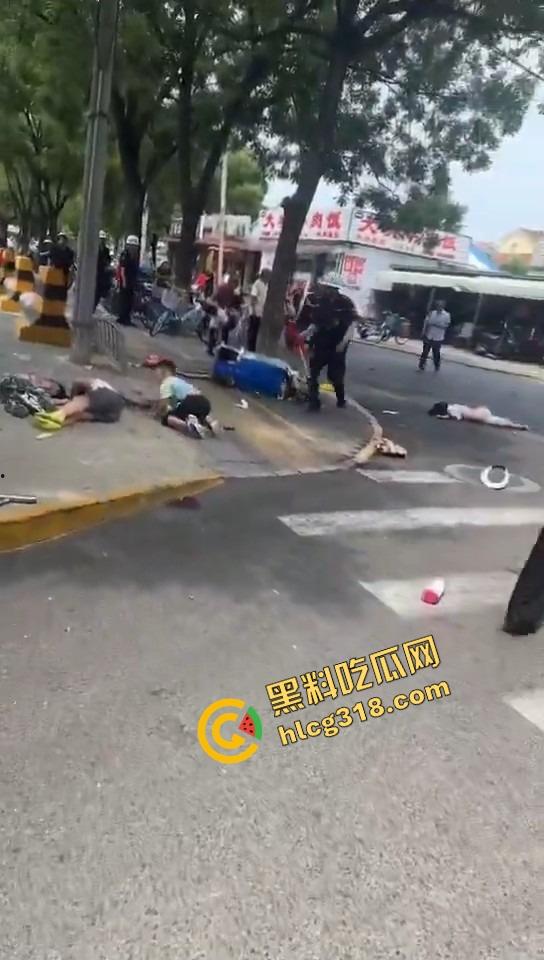 北京密云小学门口惊现夺命飞车，司机疯了吗？放学一脚油门冲进娃堆，小学生倒一片！-6