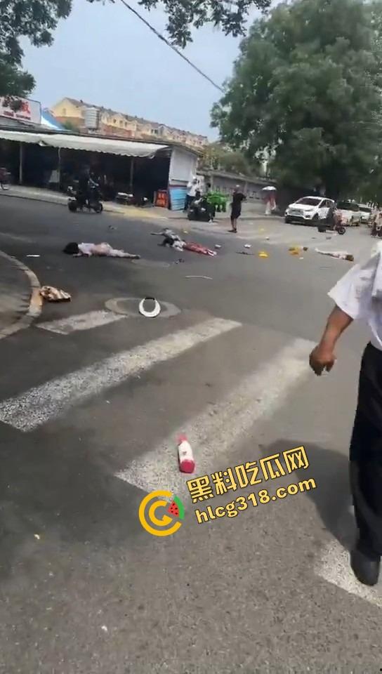 北京密云小学门口惊现夺命飞车，司机疯了吗？放学一脚油门冲进娃堆，小学生倒一片！-7