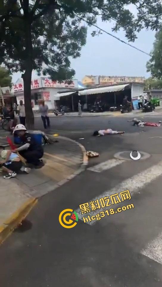 北京密云小学门口惊现夺命飞车，司机疯了吗？放学一脚油门冲进娃堆，小学生倒一片！-8