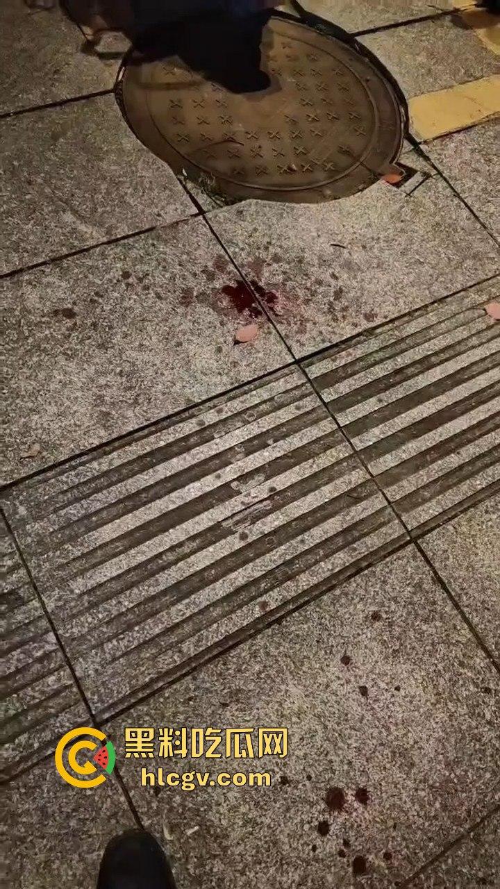 湖南新化大汉龙城斗殴升级！不讲武德，竟直接打死人，最后帽子叔叔带走一人！-3