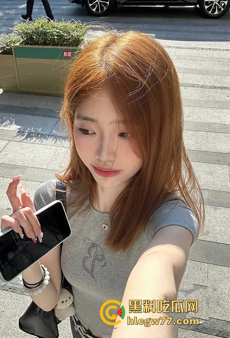 黄毛小妹直播间PK惩罚当场拔逼毛 输赢规矩惊呆网友 这届网红玩的可真花花啊 估计平时也没少挨操！-2