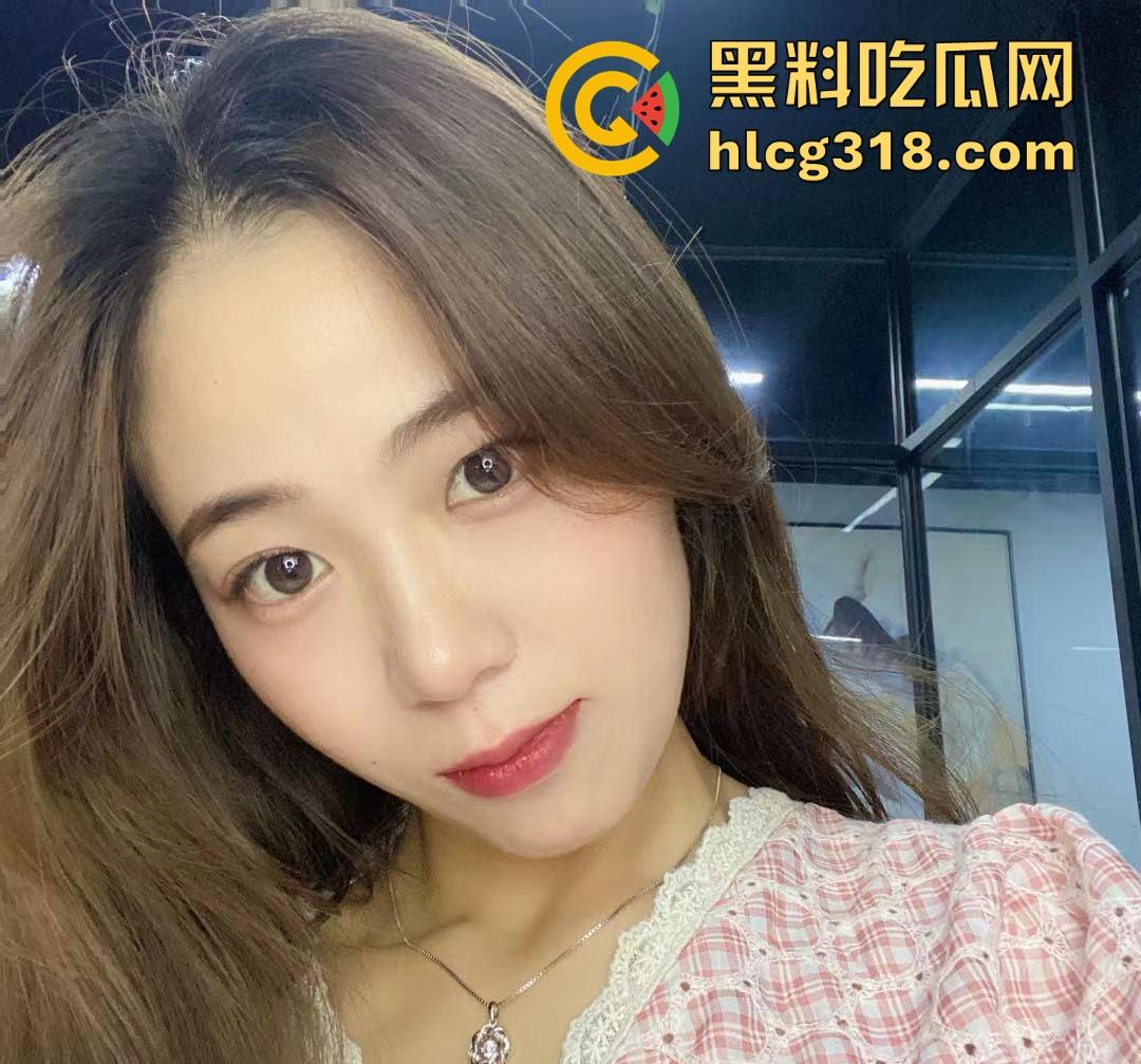 上海大学反差嫩妹【刘佳佳】可爱清纯萝莉,后入暴力抽插无套内射,性爱露脸视频曝光!-1