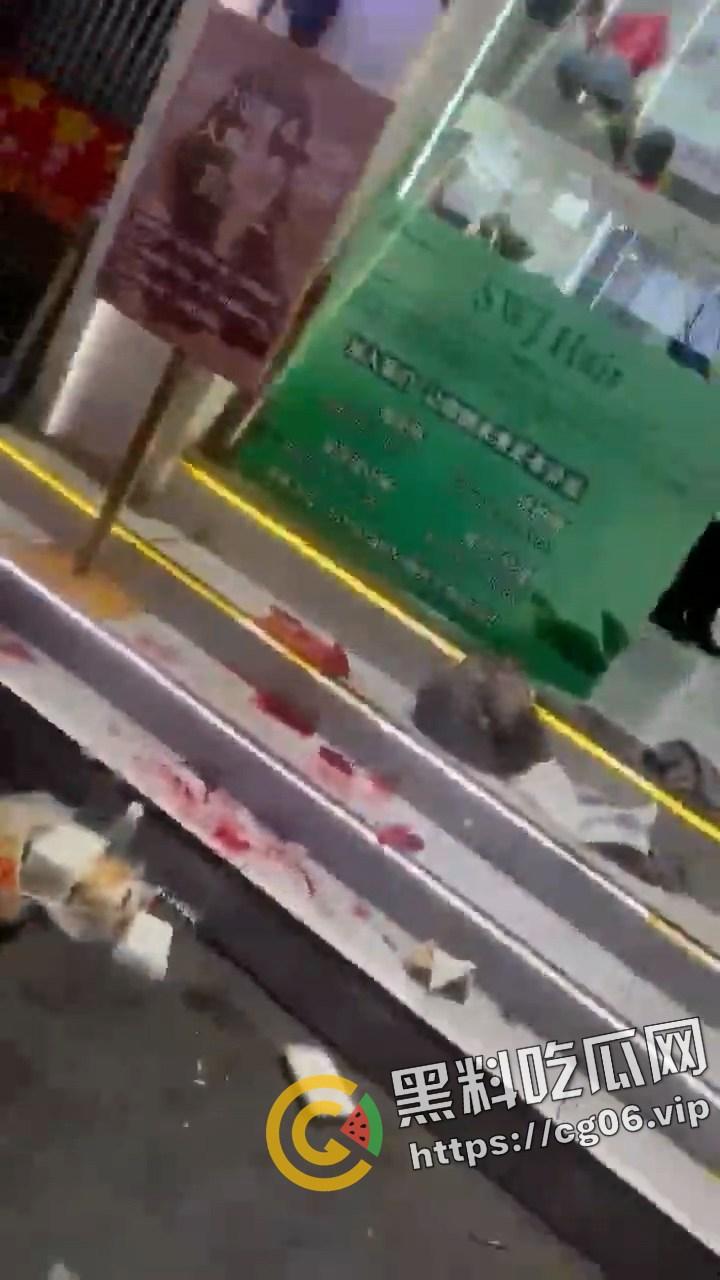 广州天河区斯维珈理发沙龙 顾客不满发型与理发师起冲突 被理发师扎爆眼球 现场画面曝光 过于血腥-7