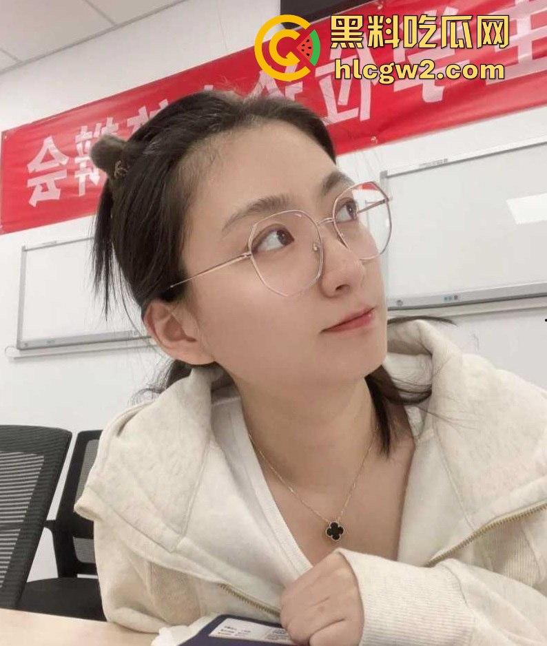 长沙医院医生『郝语彤』酒店开房被操到翻白眼!骚货医生玩3P,三个洞被猛操,叫声骚到让人腿软!-2