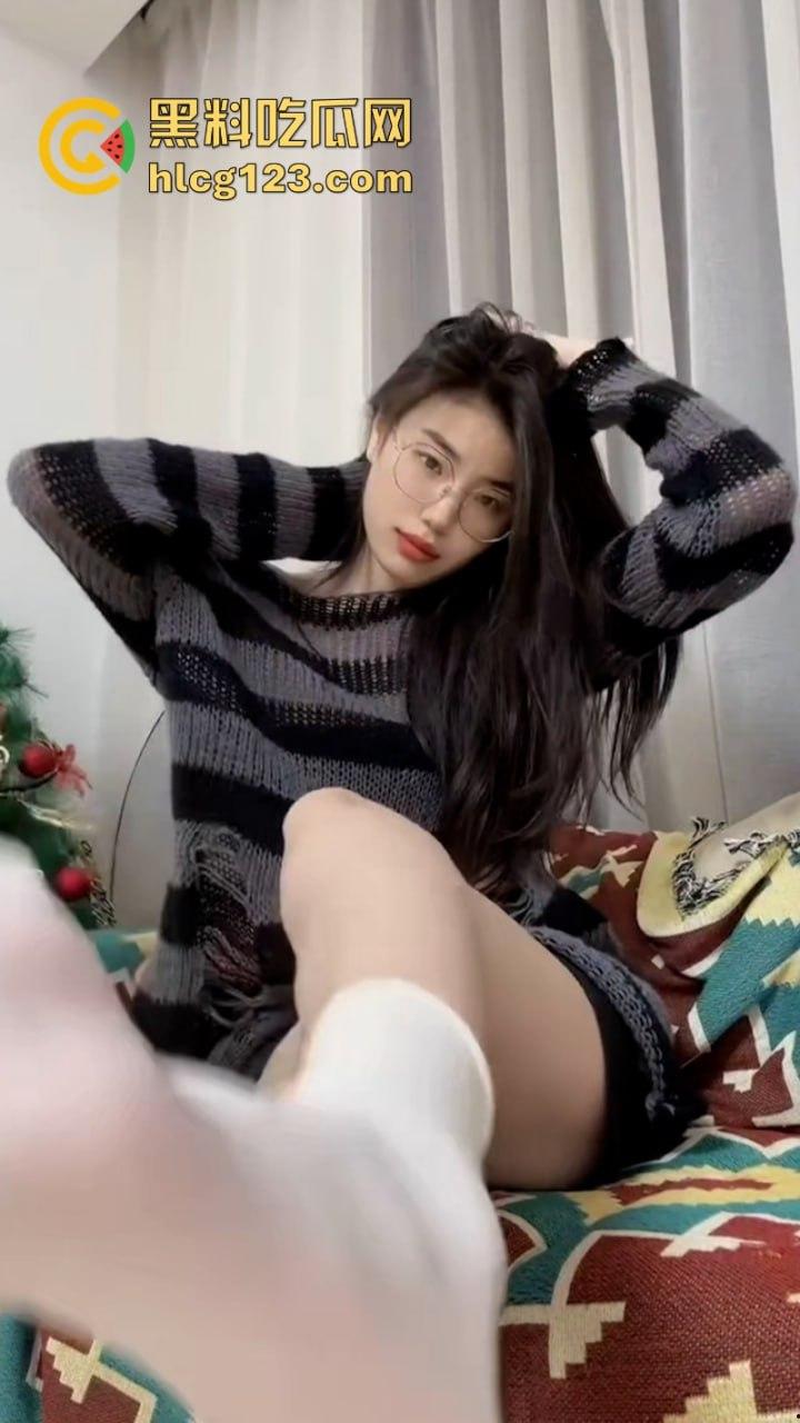 【足控福利】抖音13万粉丝 性感美腿网红【不想早起的崽崽】付费私享视频流出 足控调教 肉丝美腿超带感-2