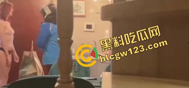 主人命令她勾引外卖小哥,她脱光了他却背过身,饿了么小哥怒斥我只是来送饭的,别搞这出!-7