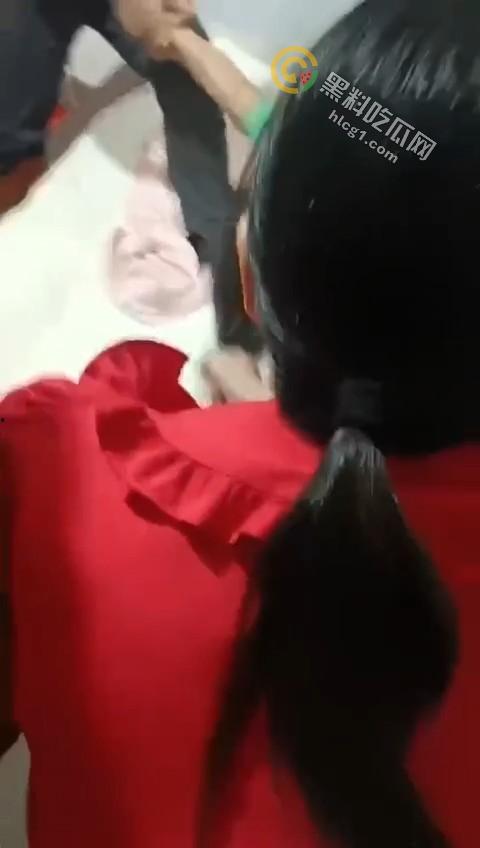 实拍惊人一幕，丈夫带全家捉奸在床，怒火中烧竟现场暴打出轨妻子！-3