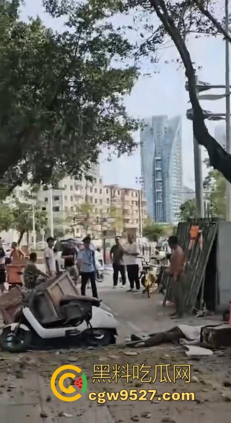 三亚天涯区解放一路，酒店装修高空坠物砸中3名路人，1人经抢救无效当场死亡，遇见高空作业请不要逗留！-2