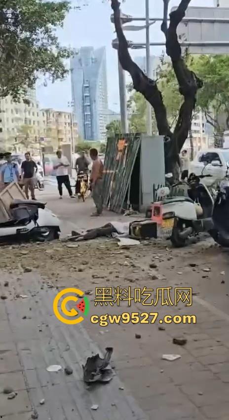 三亚天涯区解放一路，酒店装修高空坠物砸中3名路人，1人经抢救无效当场死亡，遇见高空作业请不要逗留！-3